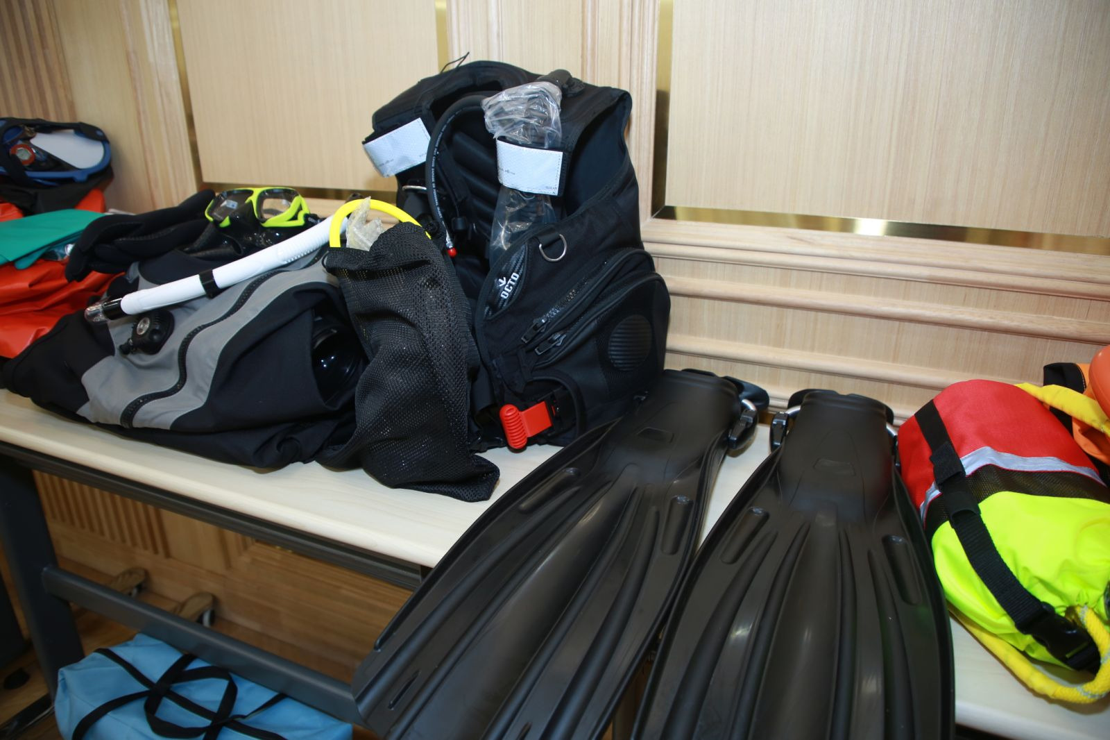 Төслийн хүрээнд 5 нэр төрлийн 150 иж бүрэн хувцас, хэрэглэлийг хүлээлгэн өглөө